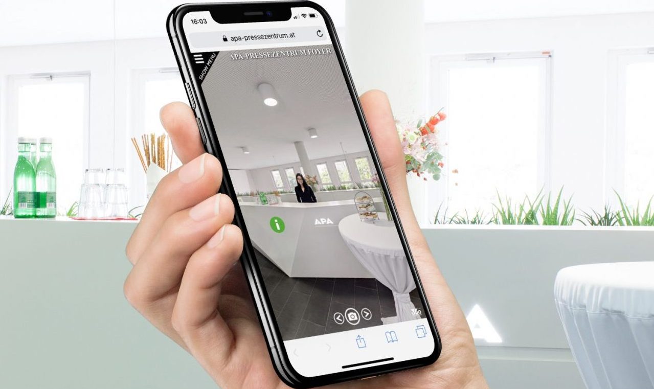 Smartphone mit 360-Grad-Rundgang des Pressezentrums