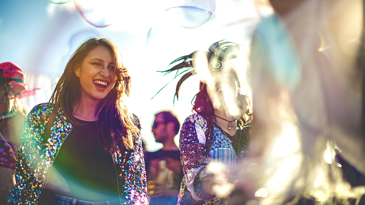 Tanzende Frau Festival für Eventfotografie